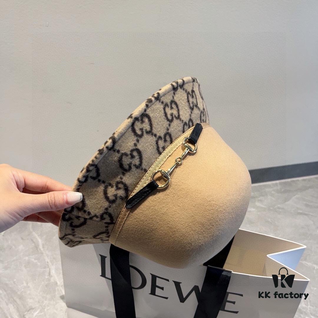 Gucci 2022 Fall/Winter New Wool Fedora Hat, GG Wool Hat with Horsebit Detail, 57cm Head Circumference, Stylish and Versatile, Black and Khaki Colors, Elegant Ladylike Style