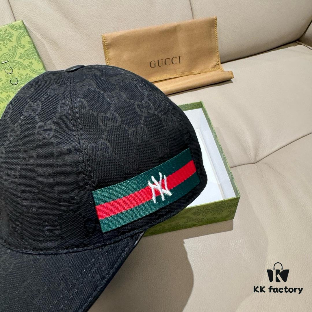 Box Bag Included, NY&Gucci (Gucci) Latest Collaboration Original Order Baseball Cap, 1:1 Mold Customized, Comparable Details to Boutique, Premium Canvas Fabric with Top Layer Leather, Excellent Quality! First Choice for Stylish Men and Women, Versatile and Fashionable. Base Head Circumference 56cm, Patch Adjustable.