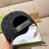 Box Bag Included, NY&Gucci (Gucci) Latest Collaboration Original Order Baseball Cap, 1:1 Mold Customized, Comparable Details to Boutique, Premium Canvas Fabric with Top Layer Leather, Excellent Quality! First Choice for Stylish Men and Women, Versatile and Fashionable. Base Head Circumference 56cm, Patch Adjustable.