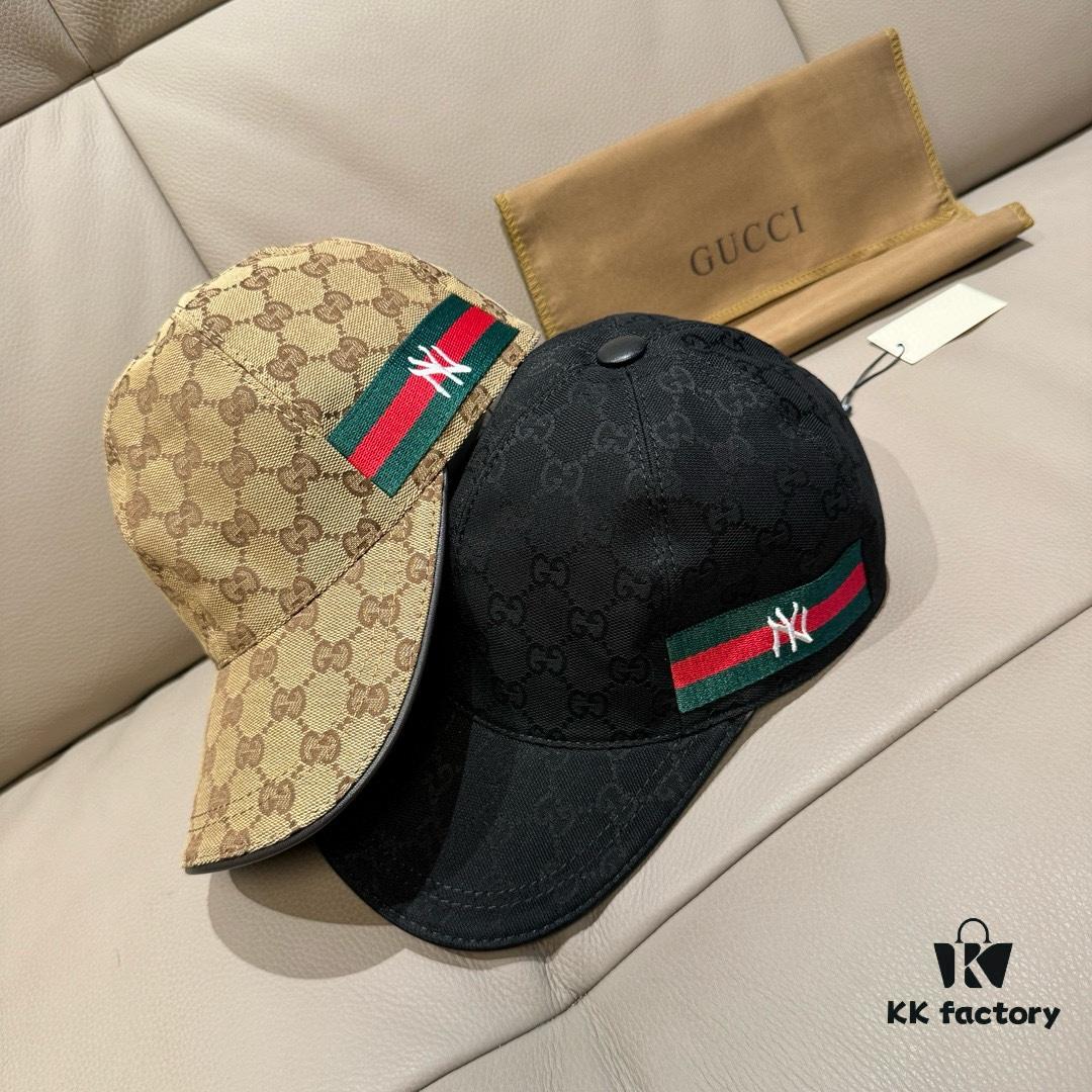 Box Bag Included, NY&Gucci (Gucci) Latest Collaboration Original Order Baseball Cap, 1:1 Mold Customized, Comparable Details to Boutique, Premium Canvas Fabric with Top Layer Leather, Excellent Quality! First Choice for Stylish Men and Women, Versatile and Fashionable. Base Head Circumference 56cm, Patch Adjustable.
