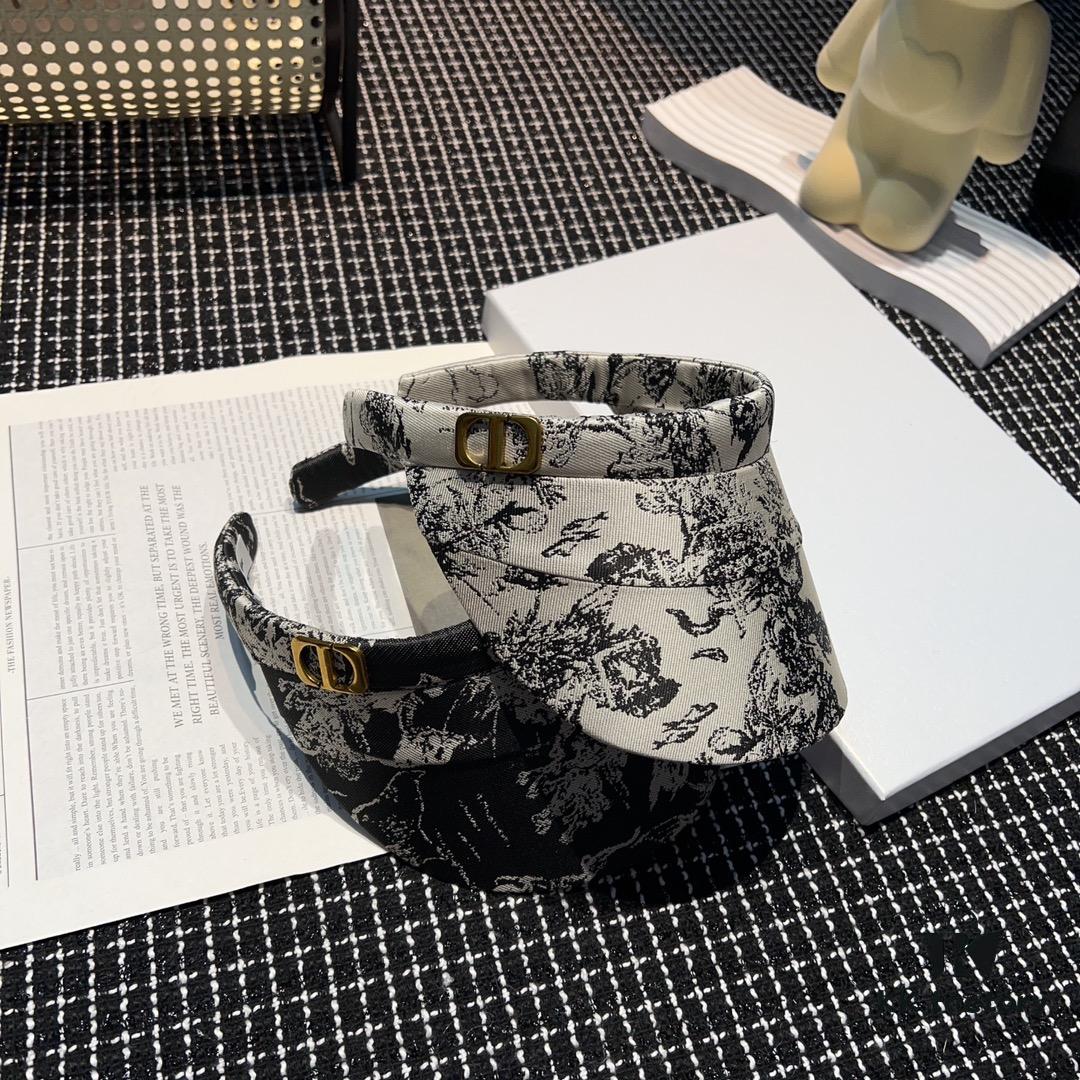 Dior Spring Collection New Arrival Stunning Sun Hat - Perfectly Tailored with Classic Plaid, Exuding Elegance and Sophistication