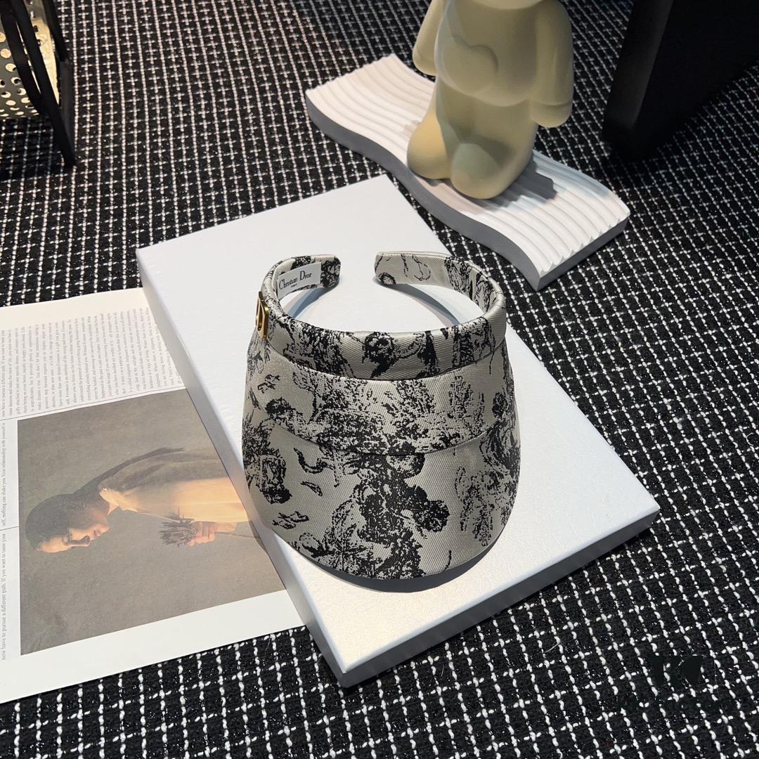 Dior Spring Collection New Arrival Stunning Sun Hat - Perfectly Tailored with Classic Plaid, Exuding Elegance and Sophistication