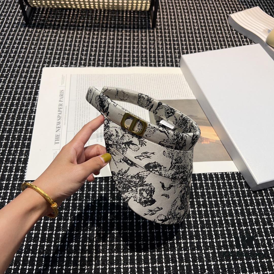 Dior Spring Collection New Arrival Stunning Sun Hat - Perfectly Tailored with Classic Plaid, Exuding Elegance and Sophistication