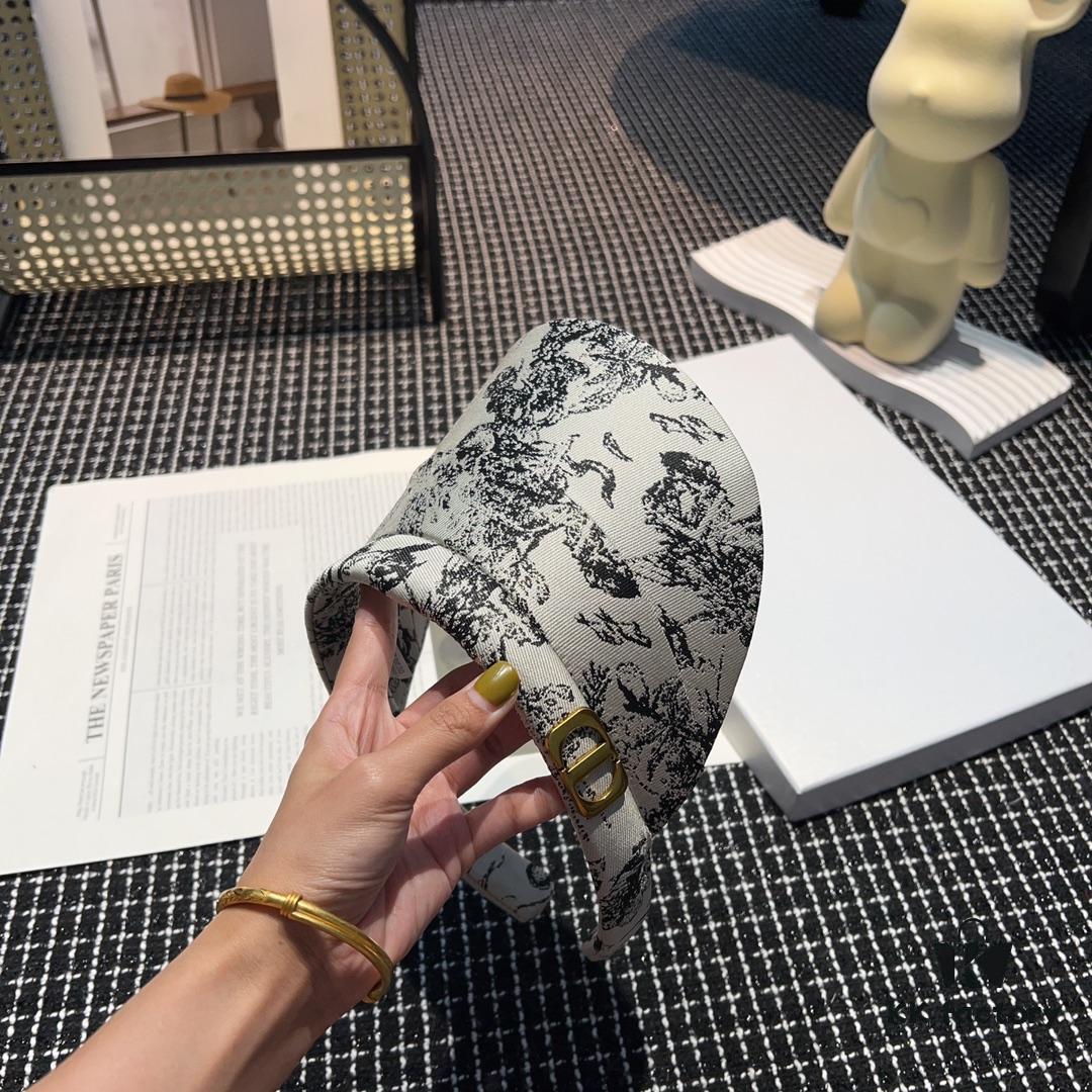 Dior Spring Collection New Arrival Stunning Sun Hat - Perfectly Tailored with Classic Plaid, Exuding Elegance and Sophistication