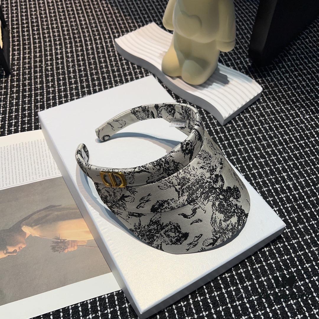 Dior Spring Collection New Arrival Stunning Sun Hat - Perfectly Tailored with Classic Plaid, Exuding Elegance and Sophistication