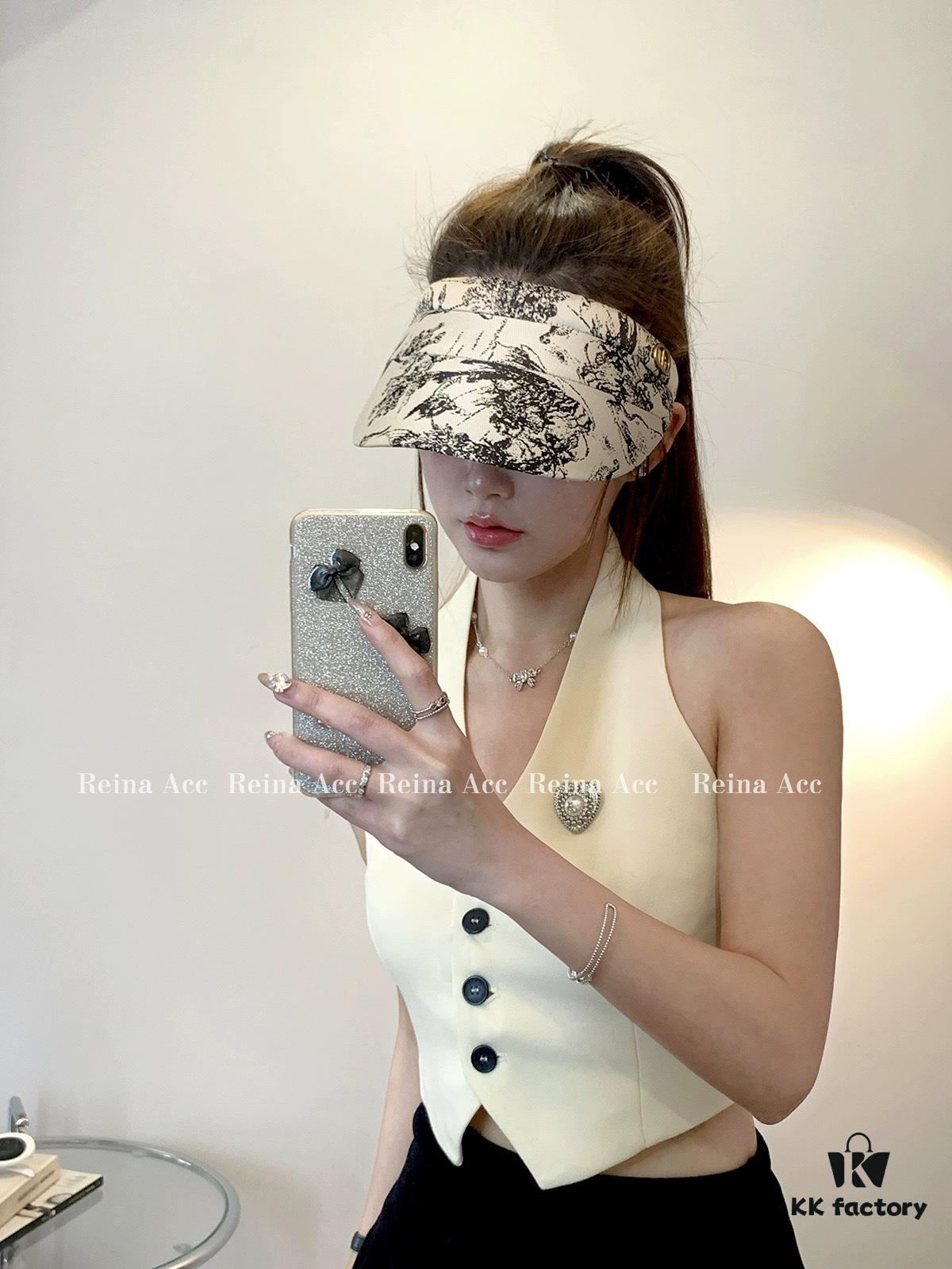 Dior Spring Collection New Arrival Stunning Sun Hat - Perfectly Tailored with Classic Plaid, Exuding Elegance and Sophistication