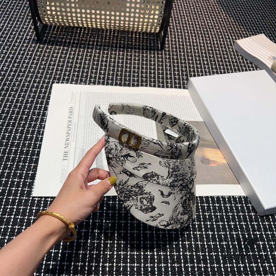 Dior Spring Collection New Arrival Stunning Sun Hat - Perfectly Tailored with Classic Plaid, Exuding Elegance and Sophistication