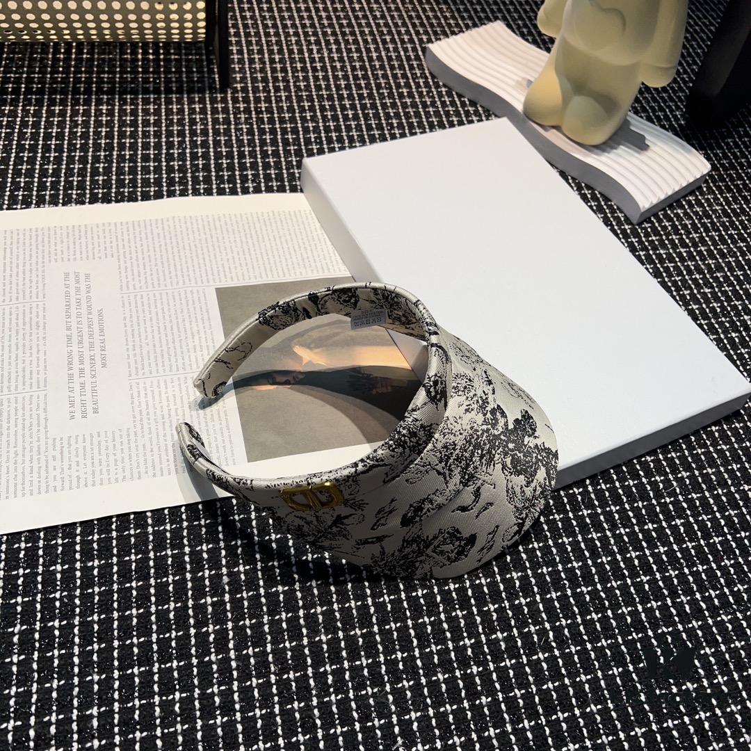 Dior Spring Collection New Arrival Stunning Sun Hat - Perfectly Tailored with Classic Plaid, Exuding Elegance and Sophistication