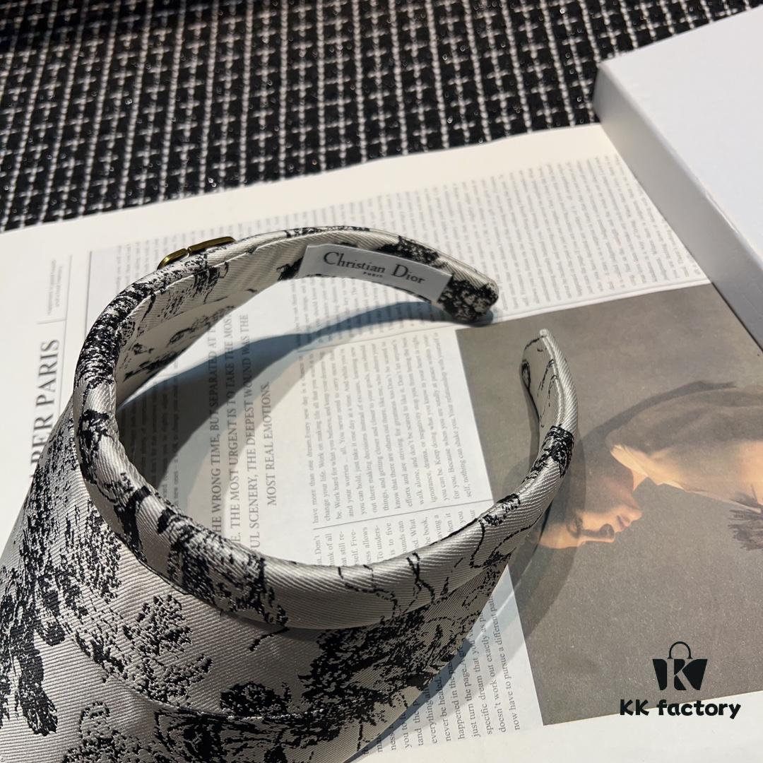 Dior Spring Collection New Arrival Stunning Sun Hat - Perfectly Tailored with Classic Plaid, Exuding Elegance and Sophistication