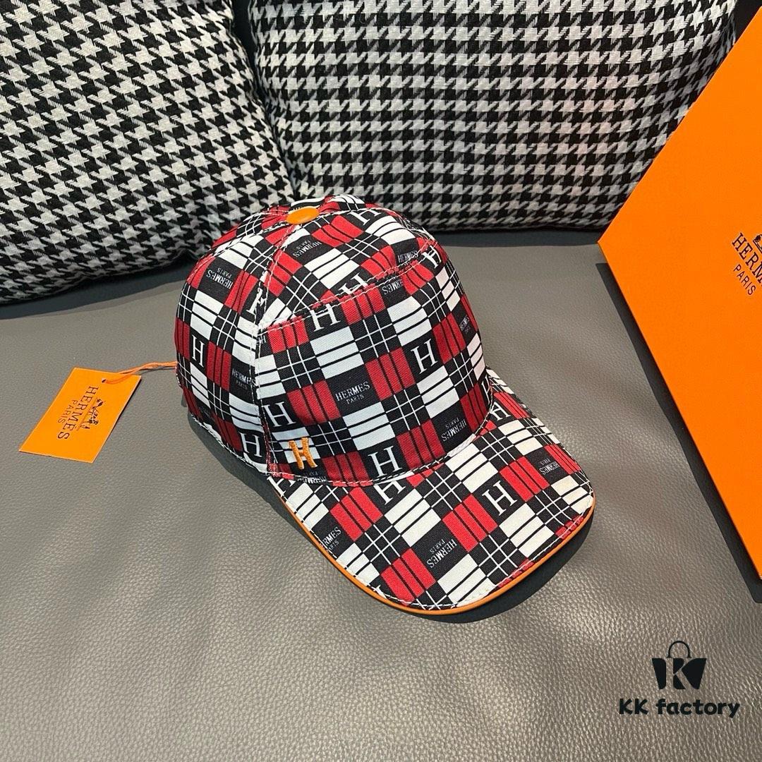 Box and cloth bag included, HERMÈS (Hermès) new original order baseball cap, H embroidery plaid design, authentic mold custom-made, premium breathable canvas fabric with genuine top-layer leather, original factory stainless steel adjustment buckle, exquisite craftsmanship, stylish and handsome with outstanding quality!