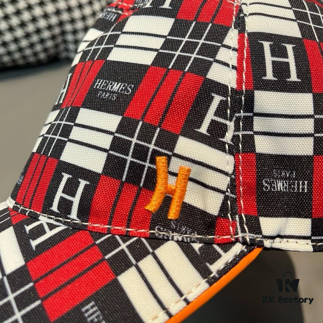 Box and cloth bag included, HERMÈS (Hermès) new original order baseball cap, H embroidery plaid design, authentic mold custom-made, premium breathable canvas fabric with genuine top-layer leather, original factory stainless steel adjustment buckle, exquisite craftsmanship, stylish and handsome with outstanding quality!
