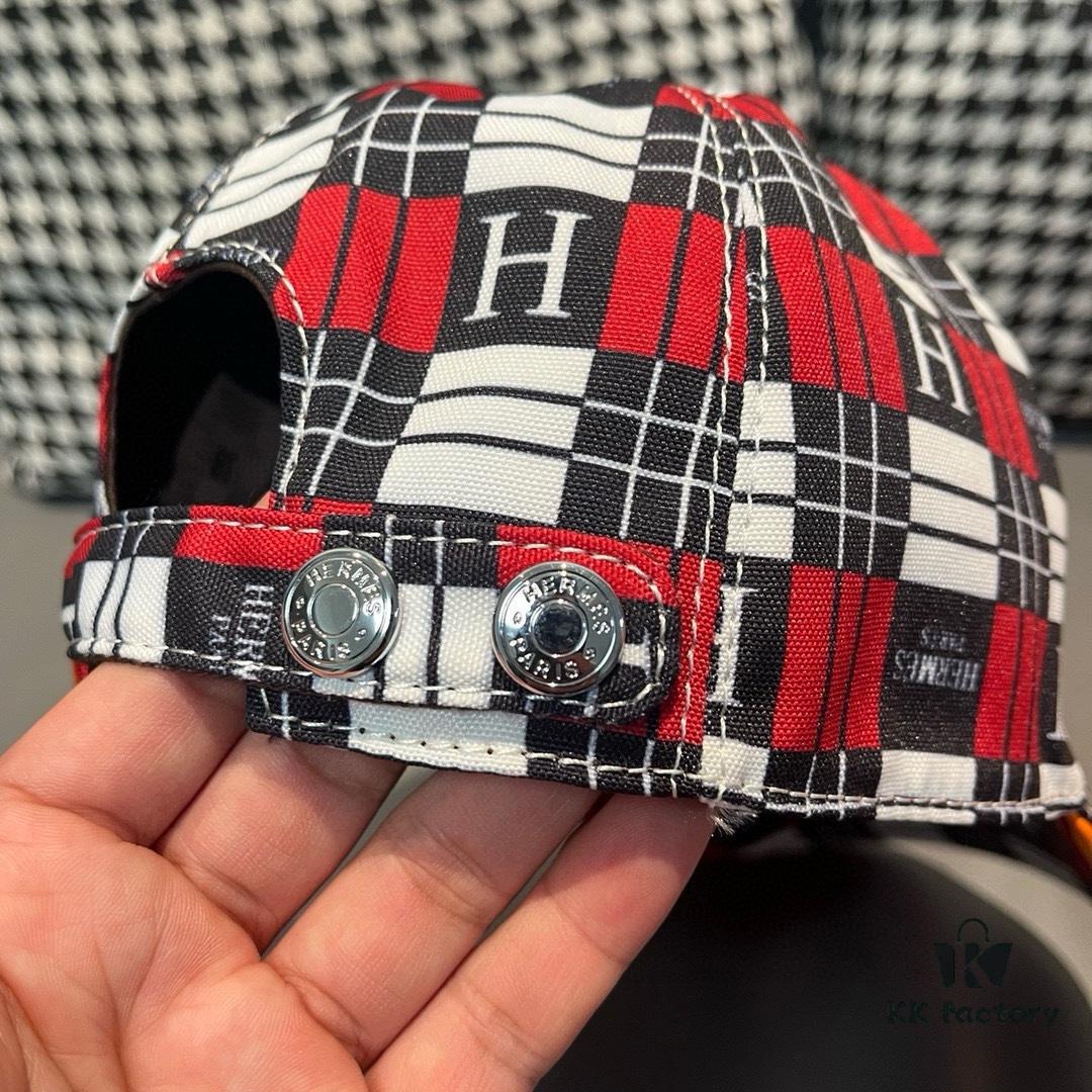 Box and cloth bag included, HERMÈS (Hermès) new original order baseball cap, H embroidery plaid design, authentic mold custom-made, premium breathable canvas fabric with genuine top-layer leather, original factory stainless steel adjustment buckle, exquisite craftsmanship, stylish and handsome with outstanding quality!
