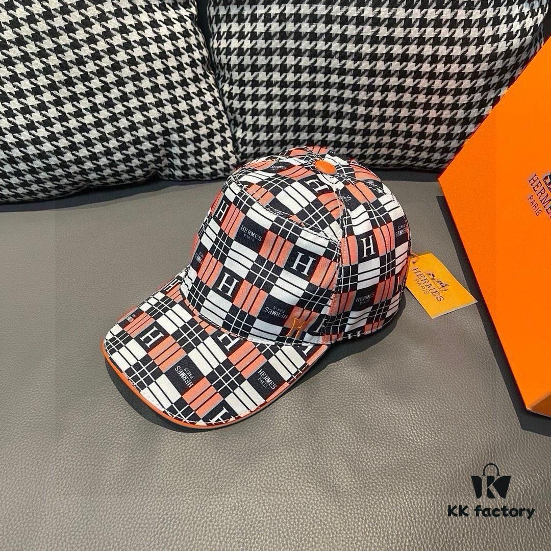 Box and cloth bag included, HERMÈS (Hermès) new original order baseball cap with H embroidery plaid design, genuine mold custom-made, authentic breathable canvas fabric + top-layer cowhide, original factory stainless steel adjustable buckle, exquisite craftsmanship, stylish and handsome with outstanding quality!