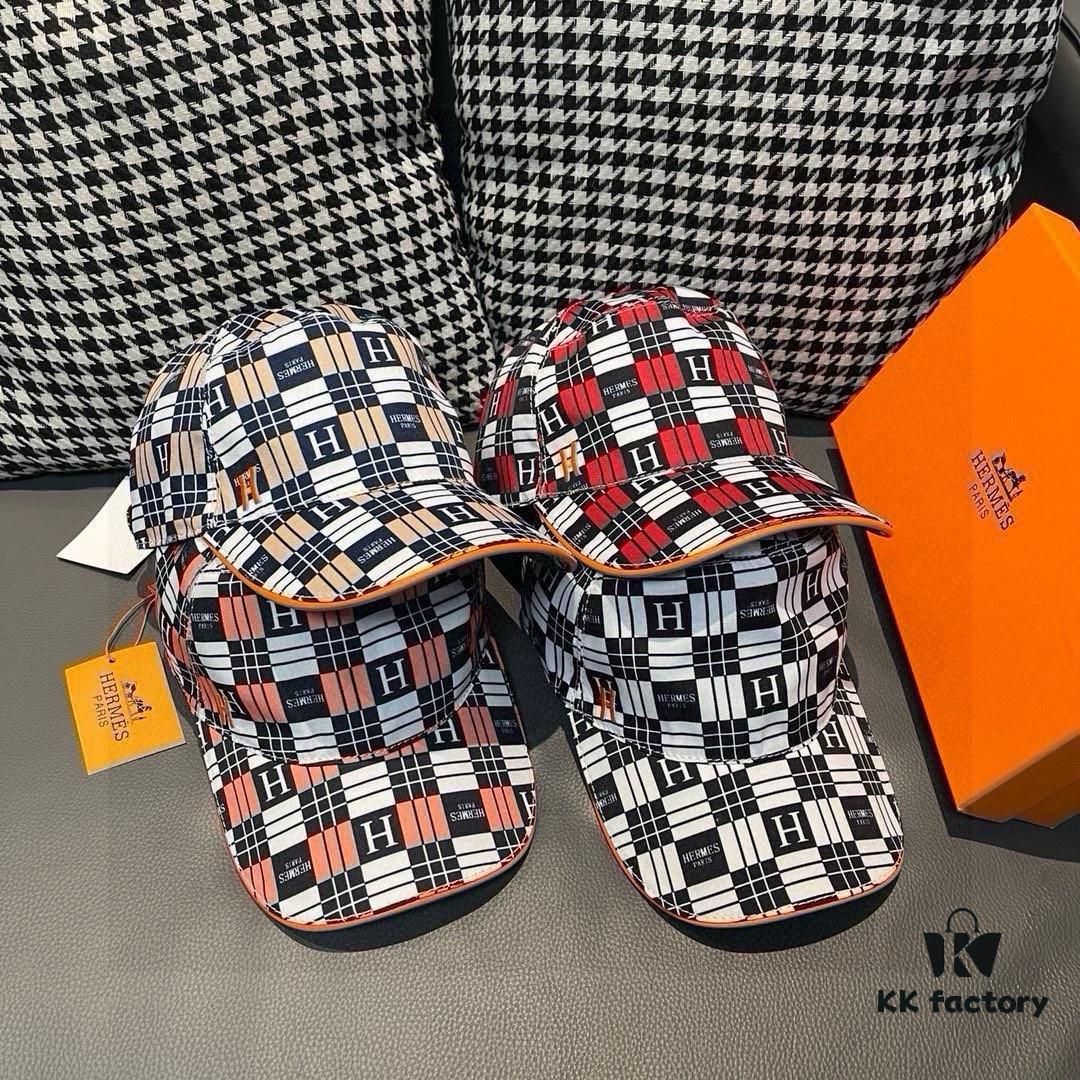 Box and cloth bag included, HERMÈS (Hermès) new original order baseball cap with H embroidery plaid design, genuine mold custom-made, authentic breathable canvas fabric + top-layer cowhide, original factory stainless steel adjustable buckle, exquisite craftsmanship, stylish and handsome with outstanding quality!
