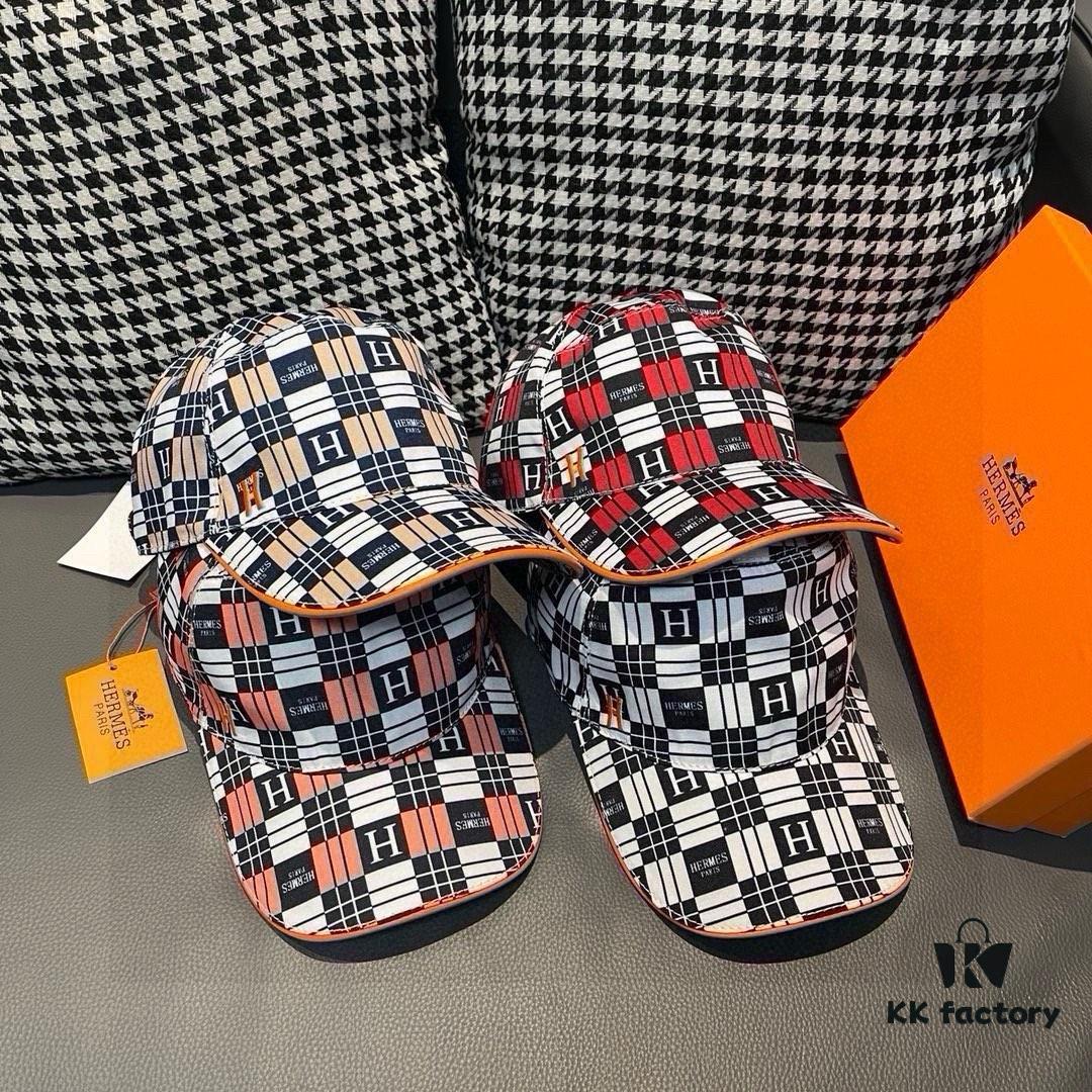 Box and Cloth Bag Included, HERMÈS New Original Single Baseball Cap with H Embroidered Checkered Design, Authentic Mold Customized, Premium Breathable Canvas Fabric with Top-Grain Leather, Original Factory Stainless Steel Adjustable Buckle, Exquisite Craftsmanship, Stylish and High Quality