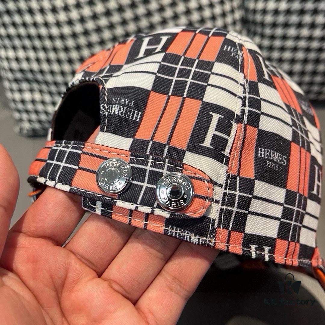 Box and cloth bag included, HERMÈS (Hermès) new original order baseball cap with H embroidered checkered design, genuine mold custom-made, original breathable canvas fabric with top-layer cowhide, authentic factory stainless steel adjustable buckle, exquisite craftsmanship, stylish and handsome, outstanding quality!