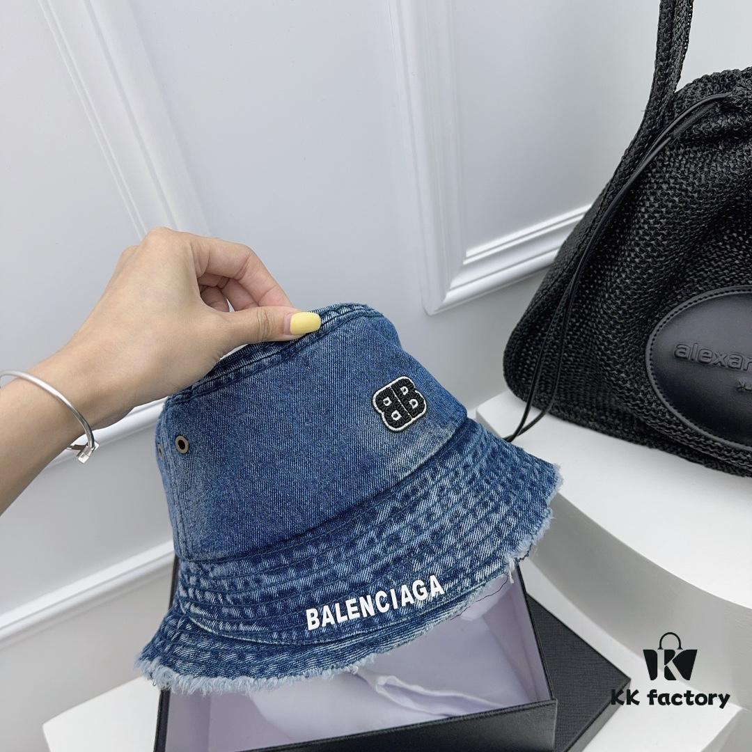 Balenciaga New Arrival~ 💙 Washed Denim Fabric with Raw-Edge Design, Full of Style! A Must-Have for Fashion Enthusiasts 🫶