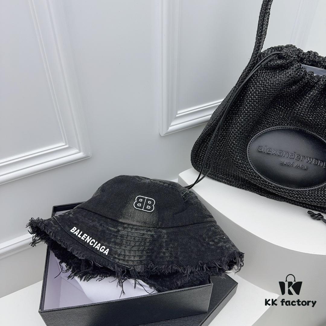 Balenciaga New Arrival~ 💙 Washed Denim Fabric with Raw-Edge Design, Full of Style! A Must-Have for Fashion Enthusiasts 🫶