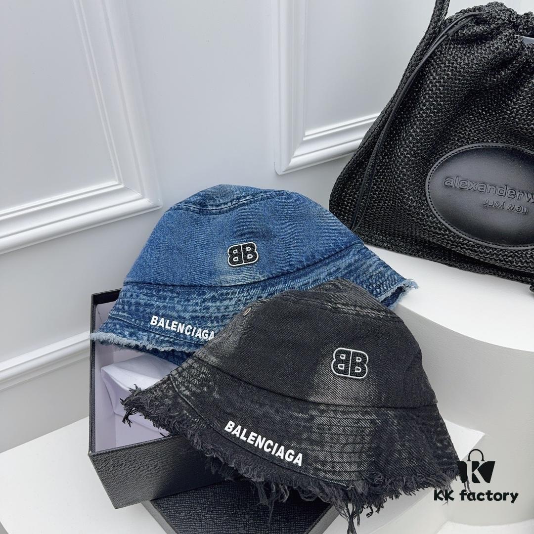 Balenciaga New Arrival~ 💙 Washed Denim Fabric with Raw-Edge Design, Full of Style! A Must-Have for Fashion Enthusiasts 🫶