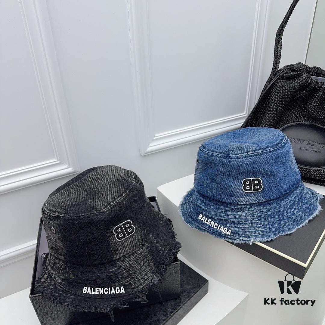 Balenciaga New Arrival~ 💙 Washed Denim Fabric with Raw-Edge Design, Full of Style! A Must-Have for Fashion Enthusiasts 🫶