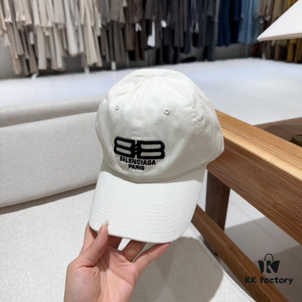 BALENCIAGA Spring New Arrival Stylish Baseball Cap with Excellent Breathability, Unisex Fashion Knit Cap for All Seasons