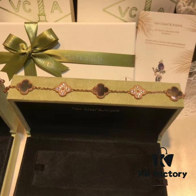 【🍀VCA New Arrival】VCA Overseas Points Gift Five-Petal Gray Mother-of-Pearl Bracelet, Natural Gray Shell Inlaid with Sparkling Brilliant Crystals ✨, 925 Sterling Silver + 18K Real Gold Plated Bracelet, Adjustable Length: 19cm, Complete Gift Box Packaging with Scan Code, NOT FOR SALE