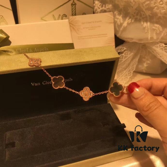 【🍀VCA New Arrival】VCA Overseas Points Gift Five-Petal Gray Mother-of-Pearl Bracelet, Natural Gray Shell Inlaid with Sparkling Brilliant Crystals ✨, 925 Sterling Silver + 18K Real Gold Plated Bracelet, Adjustable Length: 19cm, Complete Gift Box Packaging with Scan Code, NOT FOR SALE