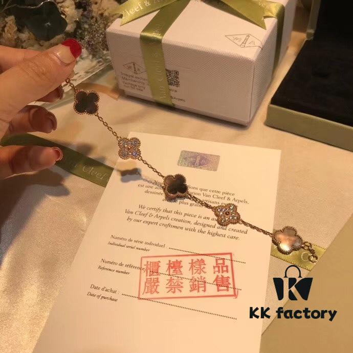 【🍀VCA New Arrival】VCA Overseas Points Gift Five-Petal Gray Mother-of-Pearl Bracelet, Natural Gray Shell Inlaid with Sparkling Brilliant Crystals ✨, 925 Sterling Silver + 18K Real Gold Plated Bracelet, Adjustable Length: 19cm, Complete Gift Box Packaging with Scan Code, NOT FOR SALE
