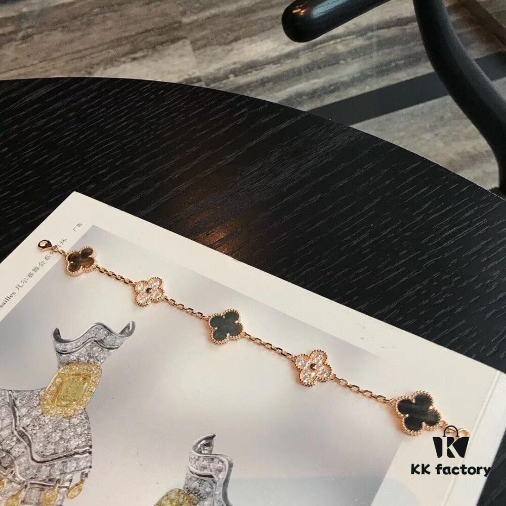 VCA Lucky Gray Pearl and Full Diamond Five-Leaf Clover Bracelet, Supreme Silver Version, Extremely Rare and Difficult to Produce