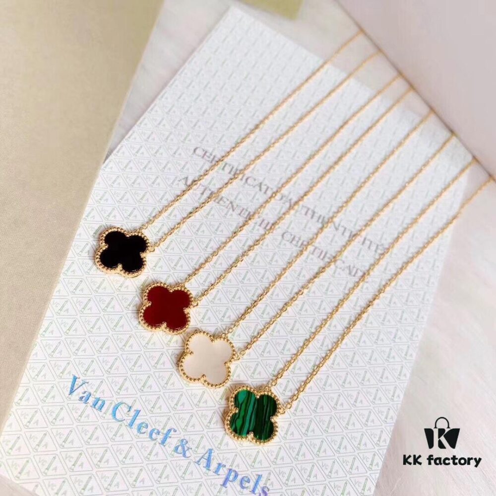 Luxury Level Replica 👄 VCA Van Cleef & Arpels Classic Medium Four-Leaf Clover Necklace in Gold Tone!