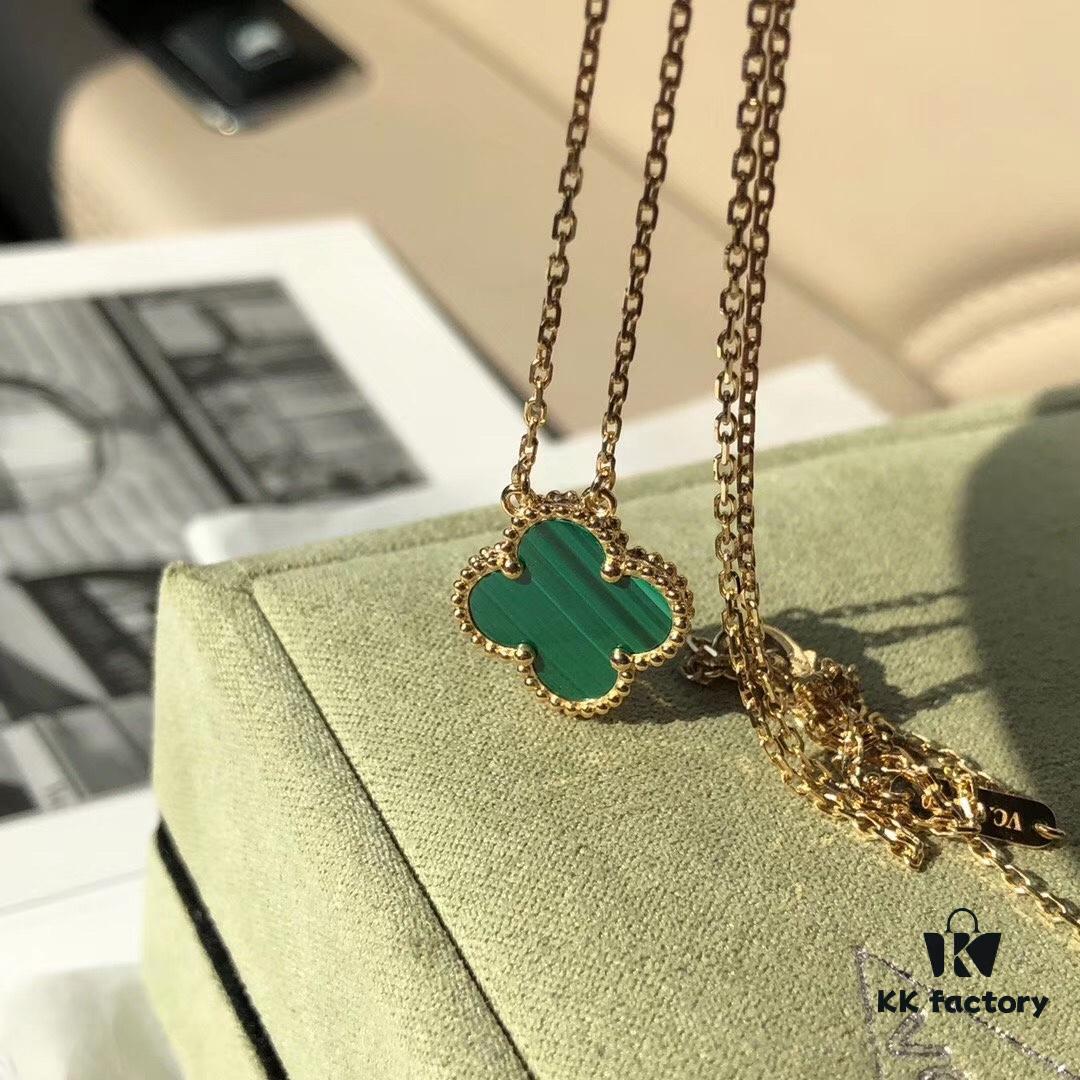 Malachite, symbolizing 'a happy wife,' displays rich green and emerald luster, a noble stone with deep green hues and distinctive banded patterns of varying shades — a unique beauty unmatched by any other gemstone. Even slices from the same stone exhibit different patterns, making imitations rare and endowing it with an elegant, one-of-a-kind charm. In Europe, it is believed that wearing malachite protects the wearer from threats of death. In Van Cleef & Arpels' Vintage Alhambra collection, the enchanting allure of malachite is captured within elegant golden four-leaf clover motifs, evoking the fragrance of grass and the freshness of morning dew, as if emerging from a lush forest — an essential for goddesses.