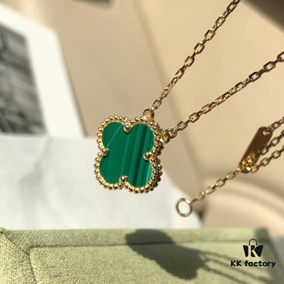 Malachite, symbolizing 'a happy wife,' displays rich green and emerald luster, a noble stone with deep green hues and distinctive banded patterns of varying shades — a unique beauty unmatched by any other gemstone. Even slices from the same stone exhibit different patterns, making imitations rare and endowing it with an elegant, one-of-a-kind charm. In Europe, it is believed that wearing malachite protects the wearer from threats of death. In Van Cleef & Arpels' Vintage Alhambra collection, the enchanting allure of malachite is captured within elegant golden four-leaf clover motifs, evoking the fragrance of grass and the freshness of morning dew, as if emerging from a lush forest — an essential for goddesses.