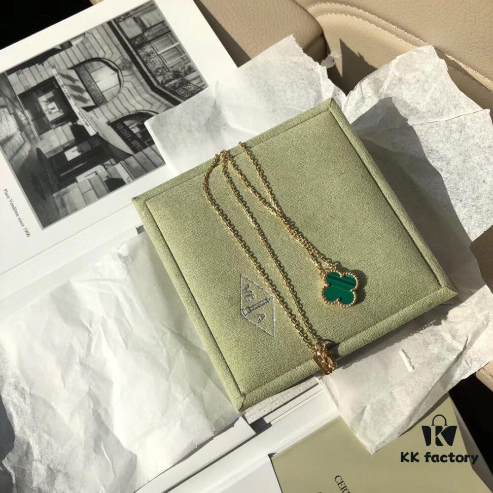 Malachite, symbolizing 'a happy wife,' displays rich green and emerald luster, a noble stone with deep green hues and distinctive banded patterns of varying shades — a unique beauty unmatched by any other gemstone. Even slices from the same stone exhibit different patterns, making imitations rare and endowing it with an elegant, one-of-a-kind charm. In Europe, it is believed that wearing malachite protects the wearer from threats of death. In Van Cleef & Arpels' Vintage Alhambra collection, the enchanting allure of malachite is captured within elegant golden four-leaf clover motifs, evoking the fragrance of grass and the freshness of morning dew, as if emerging from a lush forest — an essential for goddesses.