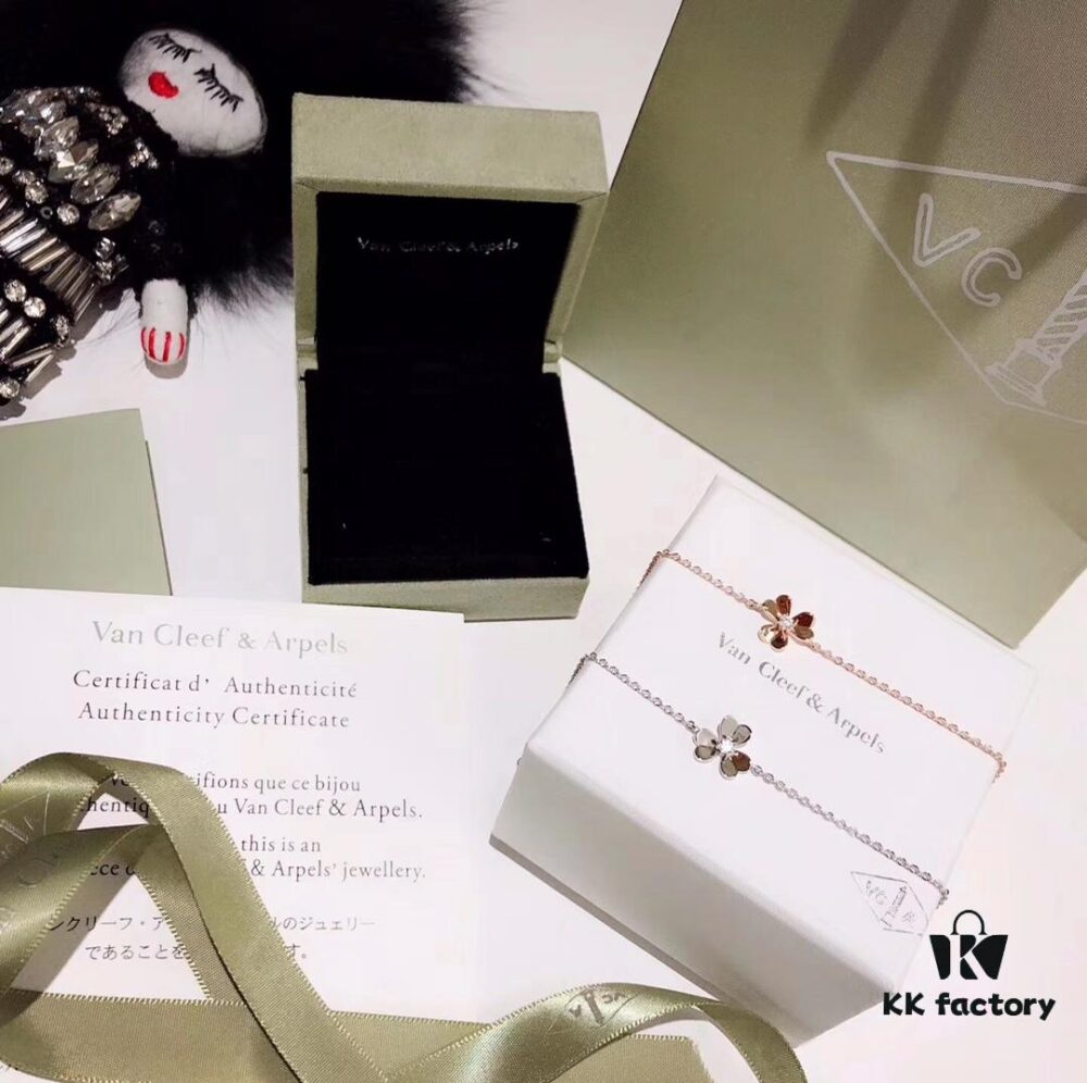 Brand New VCA Van Cleef & Arpels Frivole Series ☘️🌸✨✨ Clover Necklace