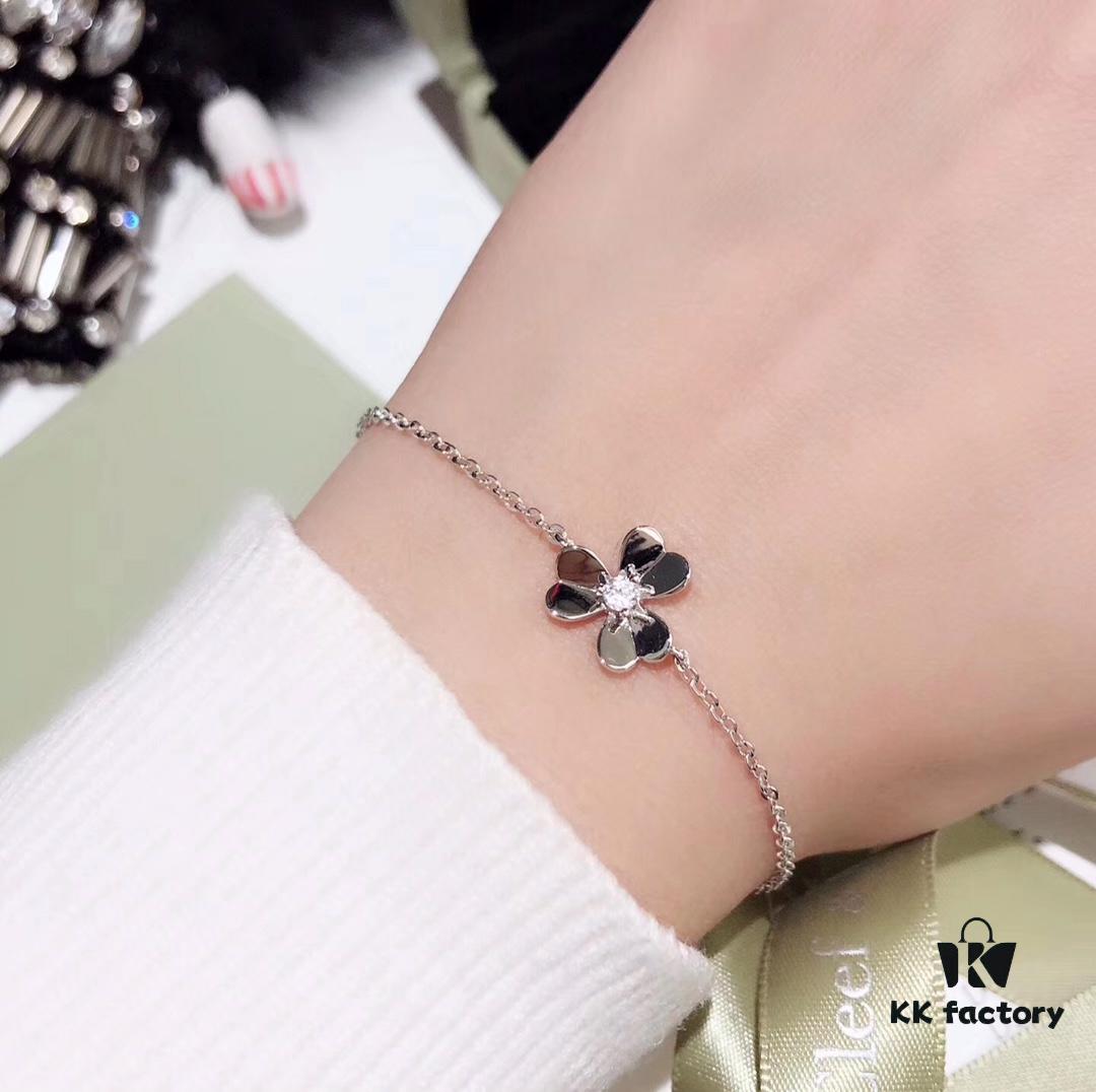 Brand New VCA Van Cleef & Arpels Frivole Series ☘️🌸✨✨ Clover Necklace