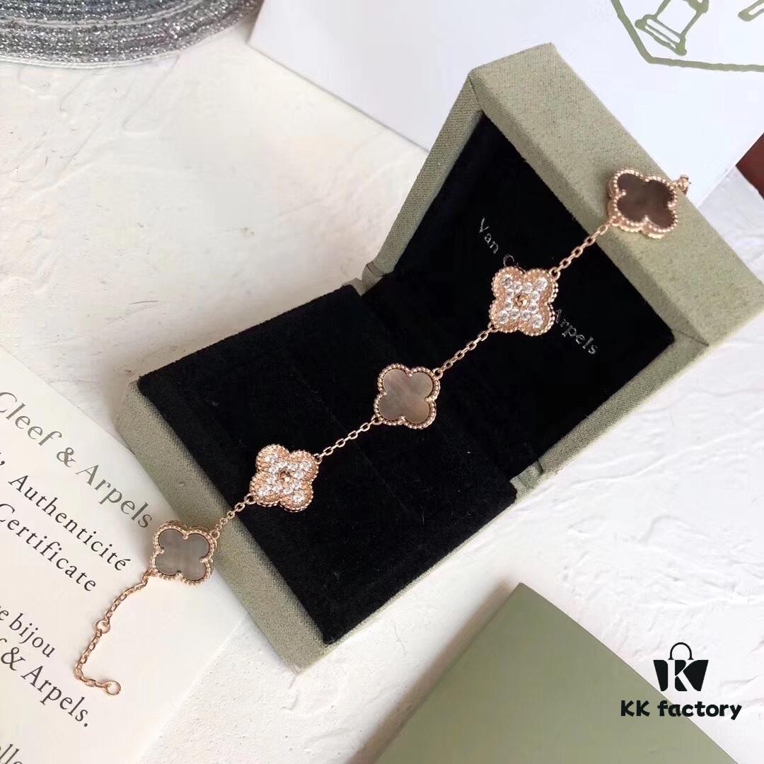 Vca Van Cleef & Arpels 2019 Limited Edition Color-Changing Four-Leaf Clover!! Gray Mother-of-Pearl Diamond-Paved Five-Petal Bracelet, German Imported S925 Sterling Silver with Thick Gold Plating, Exquisitely Crafted, Stunningly Beautiful with Color-Shifting Effect Under Light