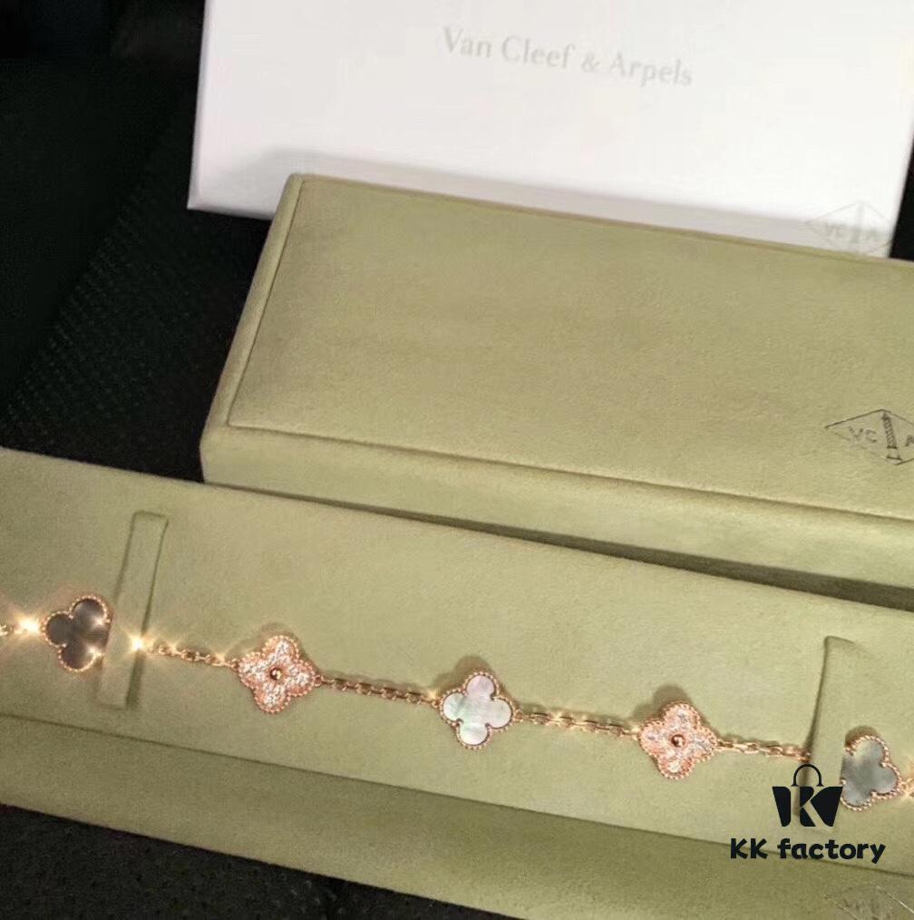 Vca Van Cleef & Arpels 2019 Limited Edition Color-Changing Four-Leaf Clover!! Gray Mother-of-Pearl Diamond-Paved Five-Petal Bracelet, German Imported S925 Sterling Silver with Thick Gold Plating, Exquisitely Crafted, Stunningly Beautiful with Color-Shifting Effect Under Light