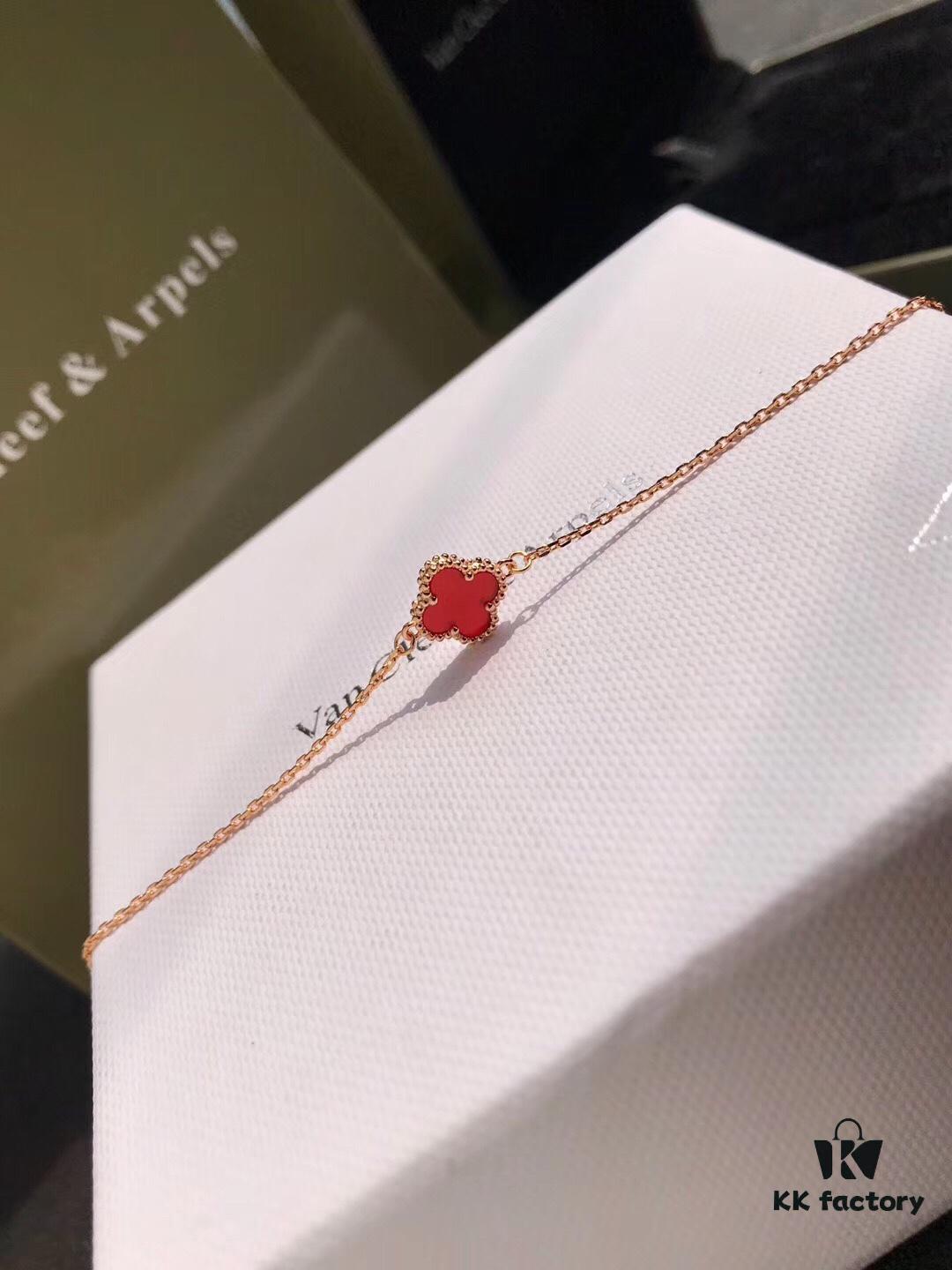 Van Cleef & Arpels VCA Single Flower Alhambra Bracelet, Genuine Design! Smooth and Elegant Chalcedony Four-Leaf Motif, Hand-Polished Beads with Full, Rounded Edges for Strong Three-Dimensional Effect. Custom Lobster Clasp with Exclusive Anti-Counterfeit Code—Each Bracelet Features a Unique Authentication Number, Ensuring Uniqueness. Hand-Carved Link Chain, Each Link with 4 Facets. Exquisite Craftsmanship, Graceful and Refined. Stunning When Worn Alone or Layered. Bracelet Length: 17.5 cm, Adjustable.