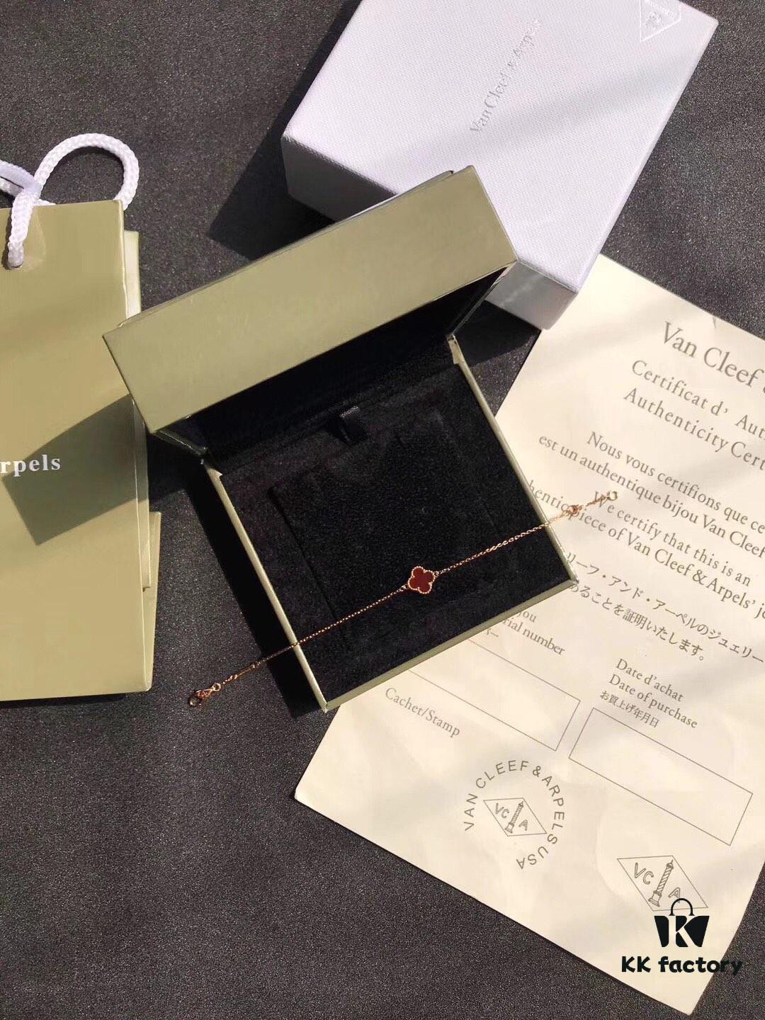 Van Cleef & Arpels VCA Single Flower Alhambra Bracelet, Genuine Design! Smooth and Elegant Chalcedony Four-Leaf Motif, Hand-Polished Beads with Full, Rounded Edges for Strong Three-Dimensional Effect. Custom Lobster Clasp with Exclusive Anti-Counterfeit Code—Each Bracelet Features a Unique Authentication Number, Ensuring Uniqueness. Hand-Carved Link Chain, Each Link with 4 Facets. Exquisite Craftsmanship, Graceful and Refined. Stunning When Worn Alone or Layered. Bracelet Length: 17.5 cm, Adjustable.