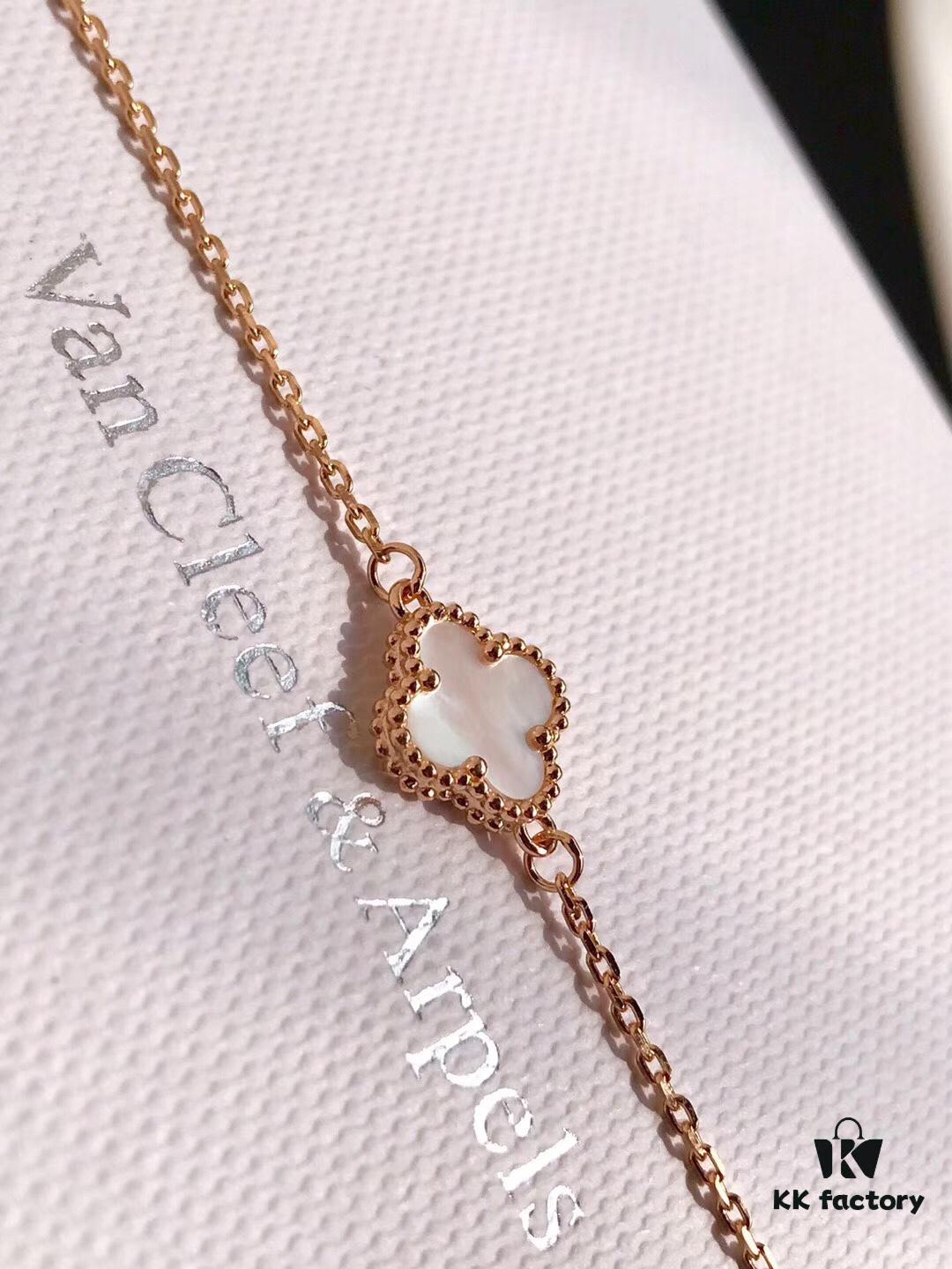 Van Cleef & Arpels VCA Single Flower Alhambra Bracelet, Genuine Design! Smooth and Elegant Chalcedony Four-Leaf Motif, Hand-Polished Beads with Full, Rounded Edges for Strong Three-Dimensional Effect. Custom Lobster Clasp with Exclusive Anti-Counterfeit Code—Each Bracelet Features a Unique Authentication Number, Ensuring Uniqueness. Hand-Carved Link Chain, Each Link with 4 Facets. Exquisite Craftsmanship, Graceful and Refined. Stunning When Worn Alone or Layered. Bracelet Length: 17.5 cm, Adjustable.