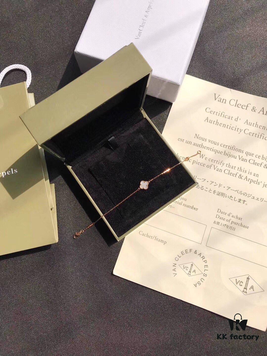 Van Cleef & Arpels VCA Single Flower Alhambra Bracelet, Genuine Design! Smooth and Elegant Chalcedony Four-Leaf Motif, Hand-Polished Beads with Full, Rounded Edges for Strong Three-Dimensional Effect. Custom Lobster Clasp with Exclusive Anti-Counterfeit Code—Each Bracelet Features a Unique Authentication Number, Ensuring Uniqueness. Hand-Carved Link Chain, Each Link with 4 Facets. Exquisite Craftsmanship, Graceful and Refined. Stunning When Worn Alone or Layered. Bracelet Length: 17.5 cm, Adjustable.