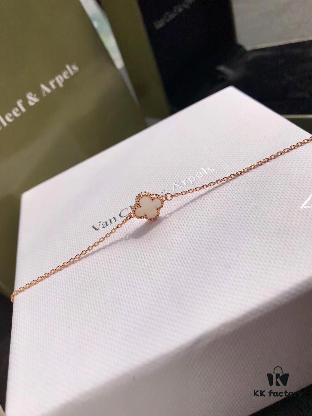 Van Cleef & Arpels VCA Single Flower Alhambra Bracelet, Genuine Design! Smooth and Elegant Chalcedony Four-Leaf Motif, Hand-Polished Beads with Full, Rounded Edges for Strong Three-Dimensional Effect. Custom Lobster Clasp with Exclusive Anti-Counterfeit Code—Each Bracelet Features a Unique Authentication Number, Ensuring Uniqueness. Hand-Carved Link Chain, Each Link with 4 Facets. Exquisite Craftsmanship, Graceful and Refined. Stunning When Worn Alone or Layered. Bracelet Length: 17.5 cm, Adjustable.