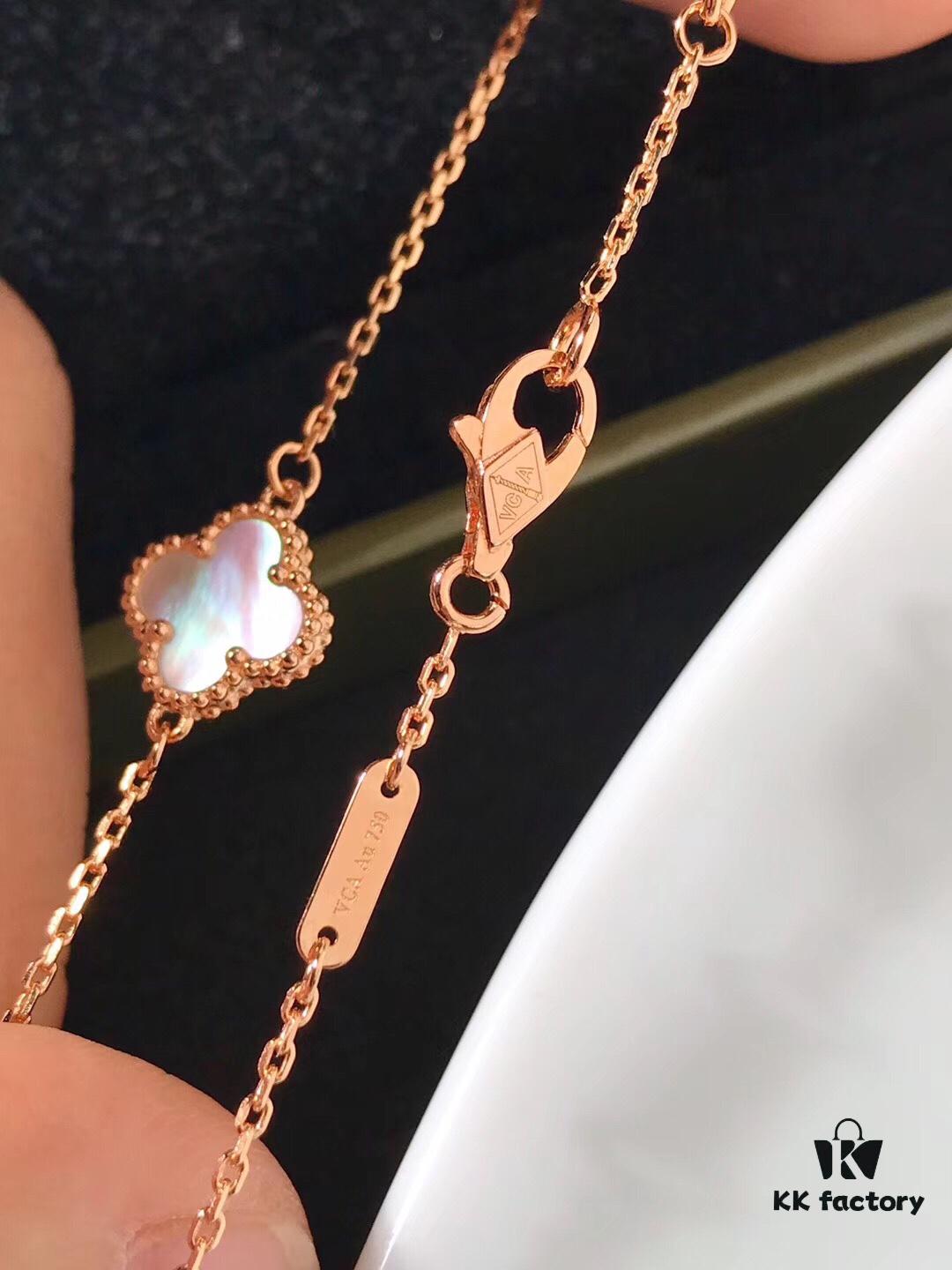 Van Cleef & Arpels VCA Single Flower Alhambra Bracelet, Genuine Design! Smooth and Elegant Chalcedony Four-Leaf Motif, Hand-Polished Beads with Full, Rounded Edges for Strong Three-Dimensional Effect. Custom Lobster Clasp with Exclusive Anti-Counterfeit Code—Each Bracelet Features a Unique Authentication Number, Ensuring Uniqueness. Hand-Carved Link Chain, Each Link with 4 Facets. Exquisite Craftsmanship, Graceful and Refined. Stunning When Worn Alone or Layered. Bracelet Length: 17.5 cm, Adjustable.