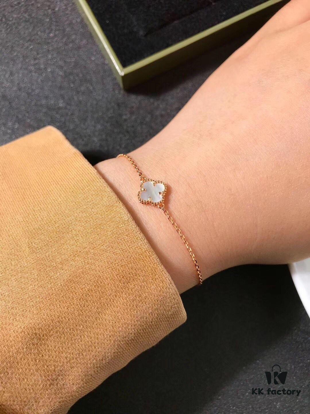 Van Cleef & Arpels VCA Single Flower Alhambra Bracelet, Genuine Design! Smooth and Elegant Chalcedony Four-Leaf Motif, Hand-Polished Beads with Full, Rounded Edges for Strong Three-Dimensional Effect. Custom Lobster Clasp with Exclusive Anti-Counterfeit Code—Each Bracelet Features a Unique Authentication Number, Ensuring Uniqueness. Hand-Carved Link Chain, Each Link with 4 Facets. Exquisite Craftsmanship, Graceful and Refined. Stunning When Worn Alone or Layered. Bracelet Length: 17.5 cm, Adjustable.