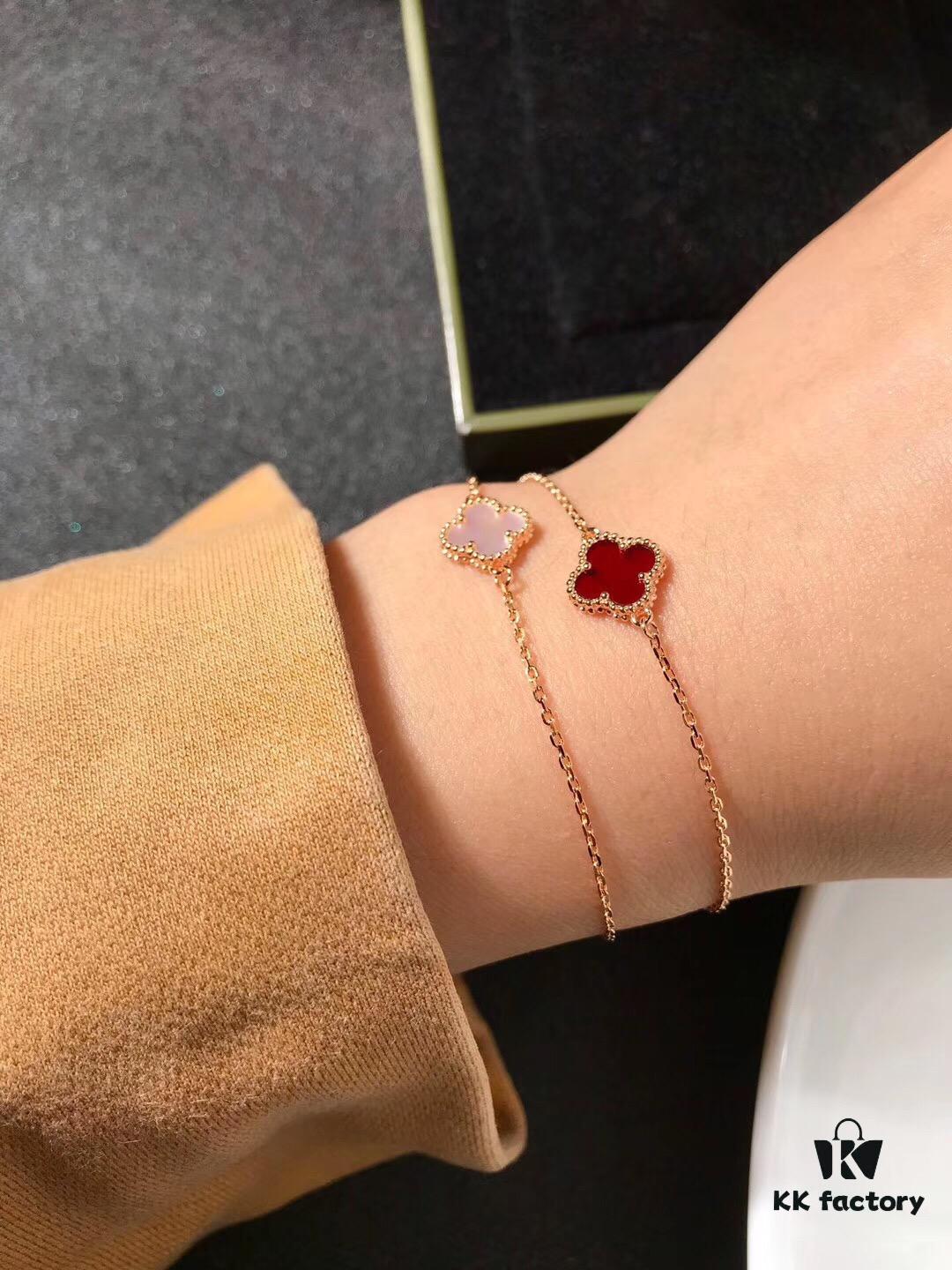 Van Cleef & Arpels VCA Single Flower Alhambra Bracelet, Genuine Design! Smooth and Elegant Chalcedony Four-Leaf Motif, Hand-Polished Beads with Full, Rounded Edges for Strong Three-Dimensional Effect. Custom Lobster Clasp with Exclusive Anti-Counterfeit Code—Each Bracelet Features a Unique Authentication Number, Ensuring Uniqueness. Hand-Carved Link Chain, Each Link with 4 Facets. Exquisite Craftsmanship, Graceful and Refined. Stunning When Worn Alone or Layered. Bracelet Length: 17.5 cm, Adjustable.