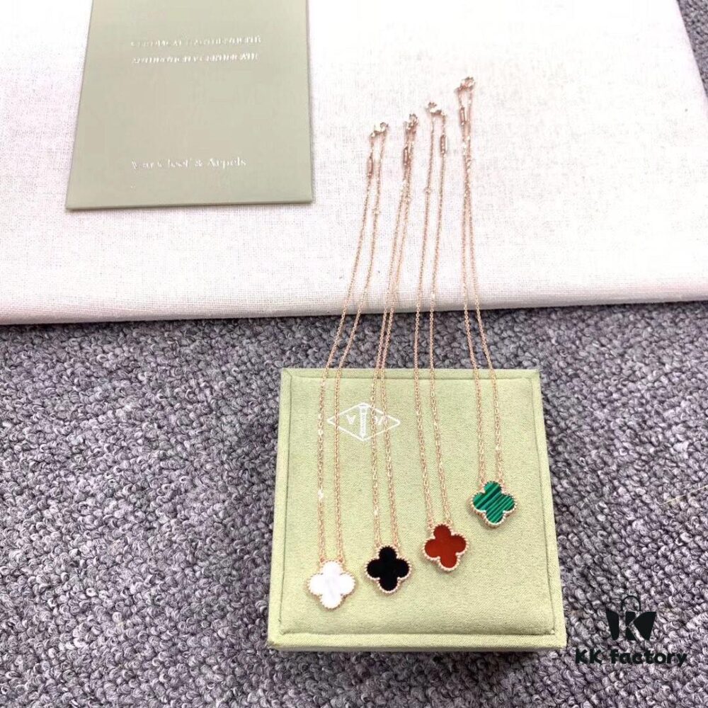 Fine Craftsmanship 925 Sterling Silver Four-Leaf Clover with K-Gold and Agate Stones