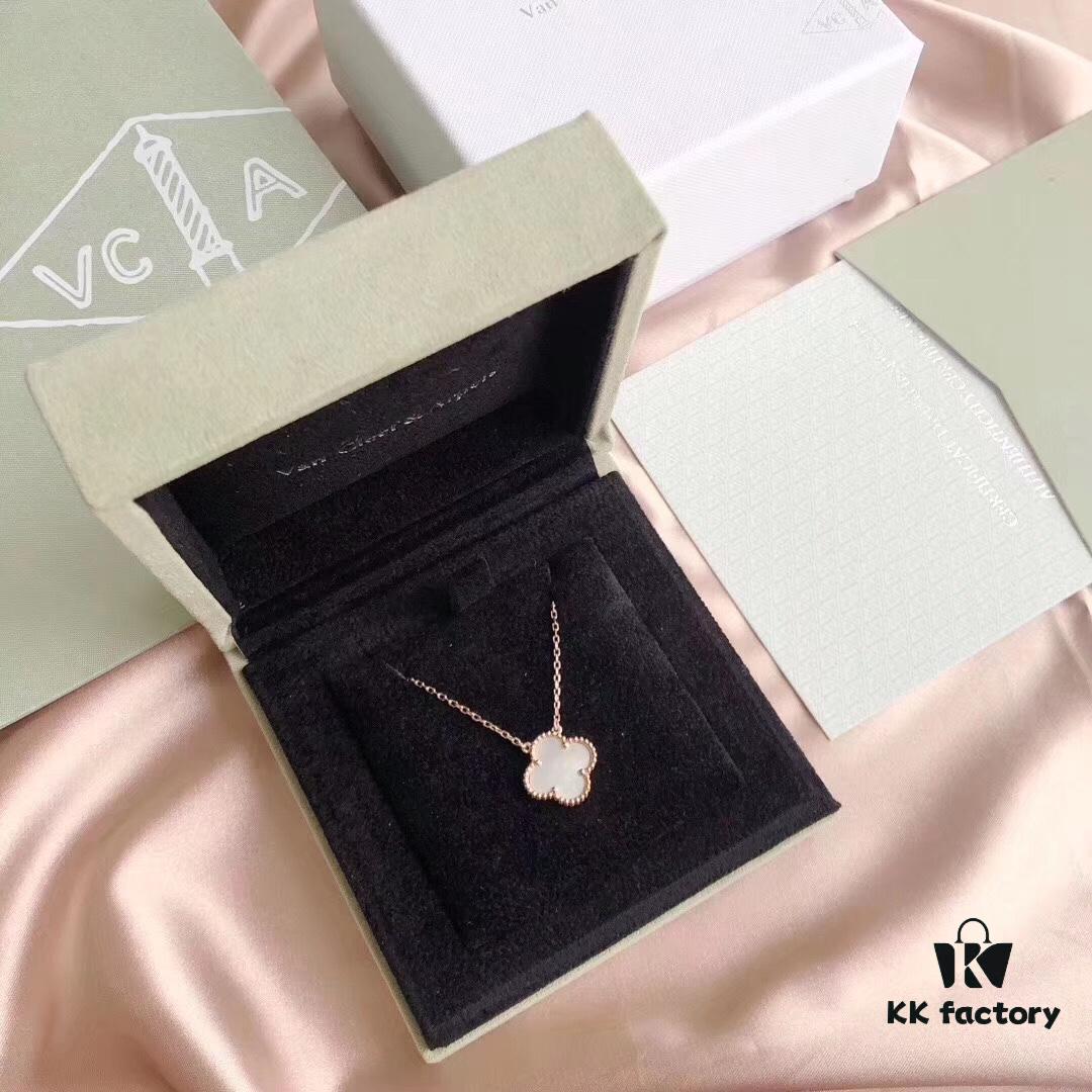 Van Cleef & Arpels VCA Alhambra Clover Necklace, Authentic Design! The clover-shaped agate features smooth contours and elegant lines, with hand-polished fine beads for a full, three-dimensional appearance. Premium lobster clasp with custom-level craftsmanship and an exclusive anti-counterfeit code—each necklace has a unique identification number, ensuring authenticity. Hand-engraved chain links, each link featuring four facets. Exquisite workmanship exudes refined elegance. Beautiful when worn alone or layered.