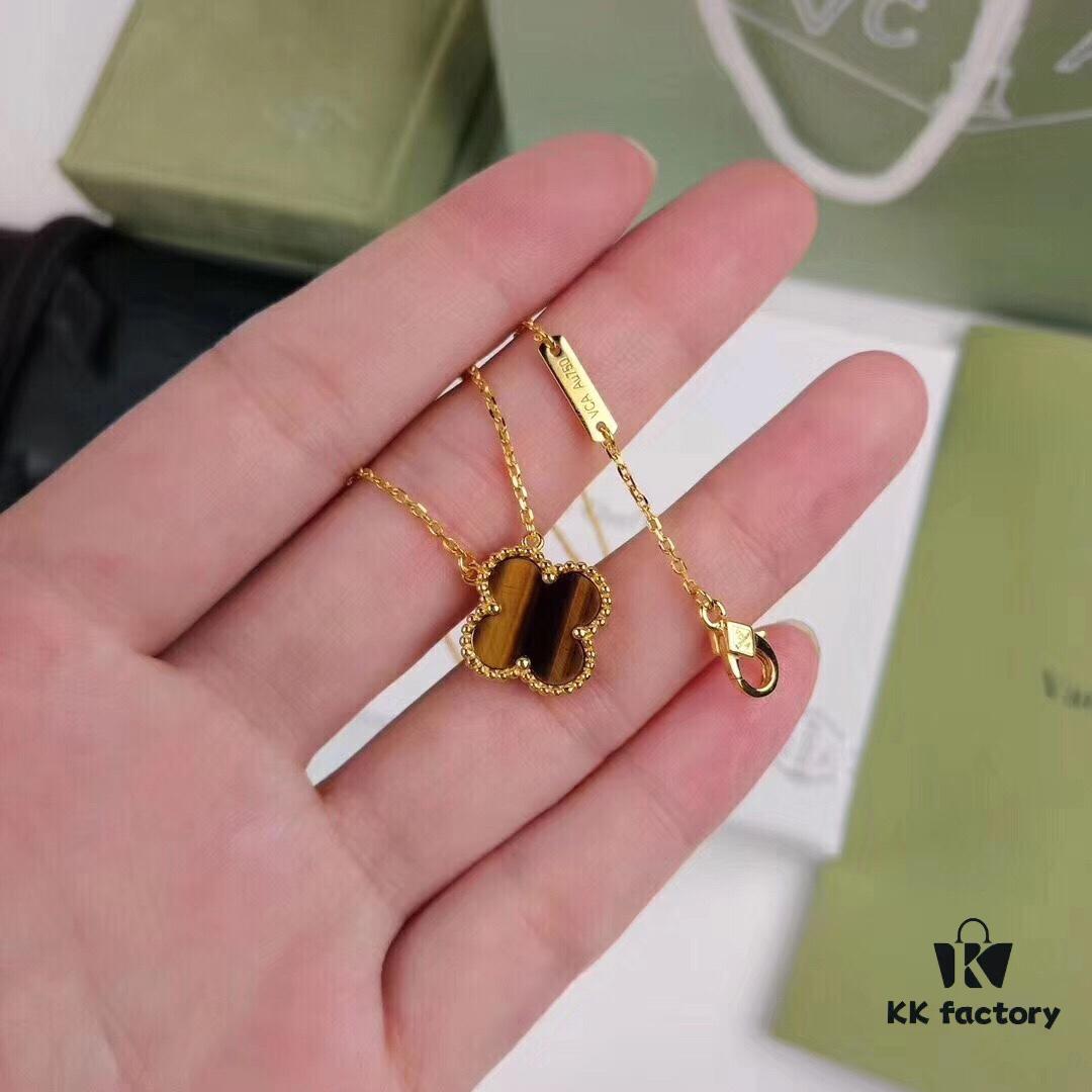 Fan Family Classic Clover Medium-Sized Gold-Tone Natural Tiger's Eye Stone