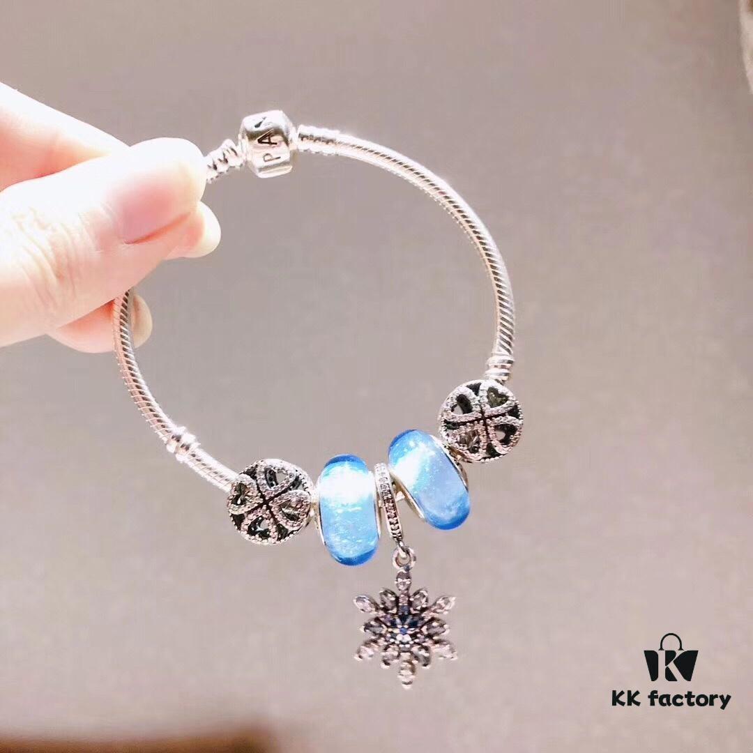 Pandora Night Glow Ice Blue Blue Snowflake New Arrival! Made with counter materials, perfectly crafted one-to-one, quality comparable to official store products! Ice blue night glow glass, sparkling diamond-cut openwork clover, blue vibrant snowflake pendant. S925 silver comes with official packaging!