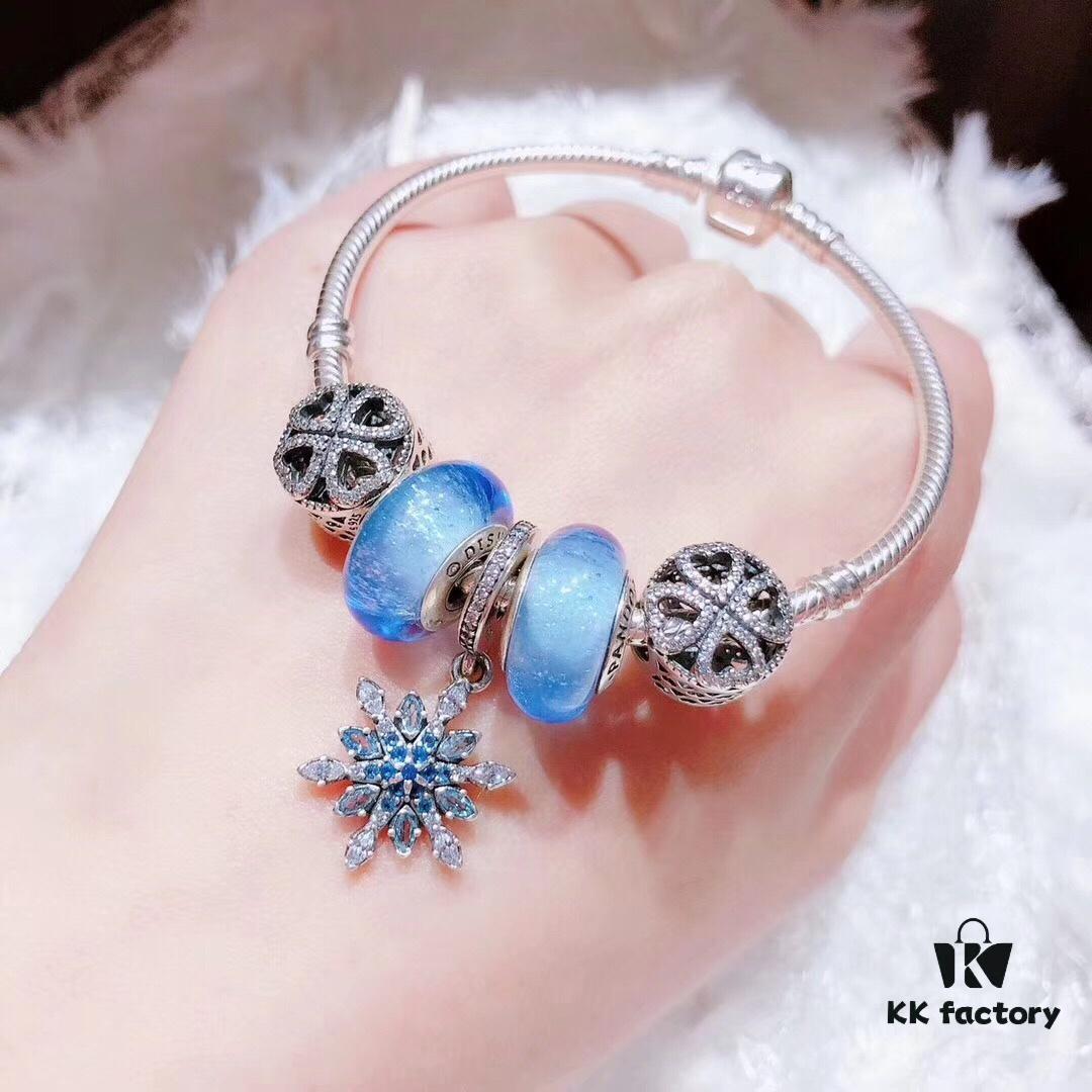 Pandora Night Glow Ice Blue Blue Snowflake New Arrival! Made with counter materials, perfectly crafted one-to-one, quality comparable to official store products! Ice blue night glow glass, sparkling diamond-cut openwork clover, blue vibrant snowflake pendant. S925 silver comes with official packaging!